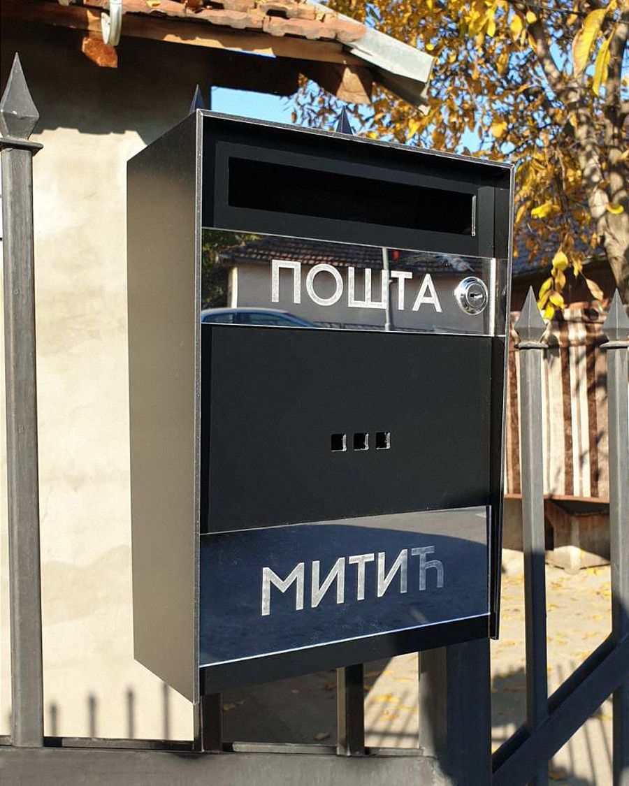 Poštansko sanduče montirano na kapiji dvorišta